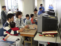 �q���ɂ܂����Ă��v�w�Łu�}���I�u���U�[�Y�v���v���C���镗�i���c